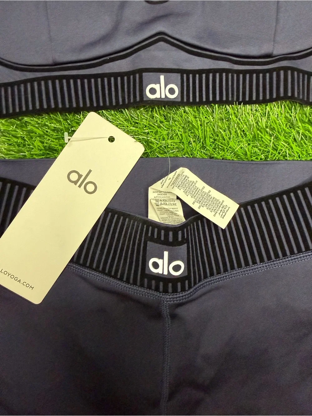 ALO Yoga Black Seamless Sports Bralette and Leggings Set AIRLIFT SET DARK BLUE